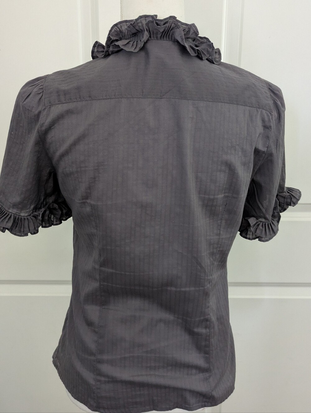 Banana Republic Women's Eggplant Gray 100% Cotton Ruffle Blouse Size XS - Picture 2 of 5